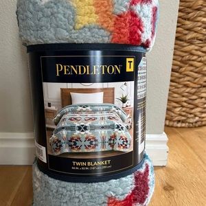 Pendelton Sherpa blanket -twin